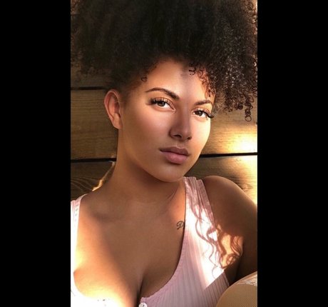 Ines Curly modèles nus image