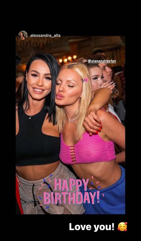 baisers lesbiens onlyfans assez pornographique galerie