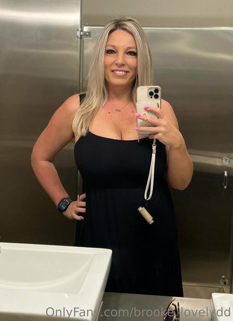 blonde aux gros seins onlyfans sexy érotique photos