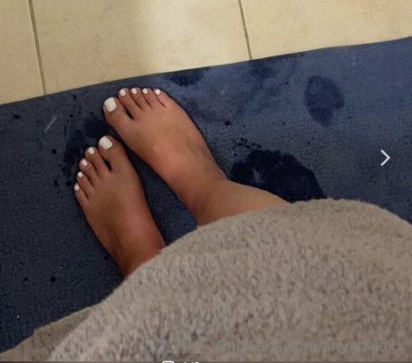 Anya Truaxx modèle de haute qualité img