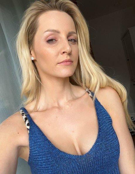 Melissa Naschenweng modèles nus galeries