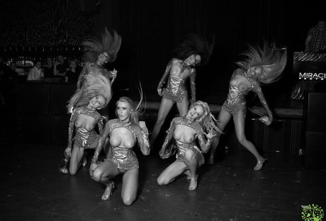 méga fans uniquement nus galeries