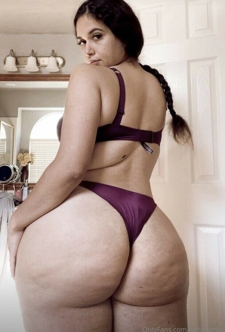 kellymariev modèle nu collection