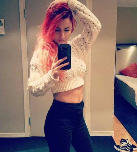 AnnieFuchsia actrice artistique collection