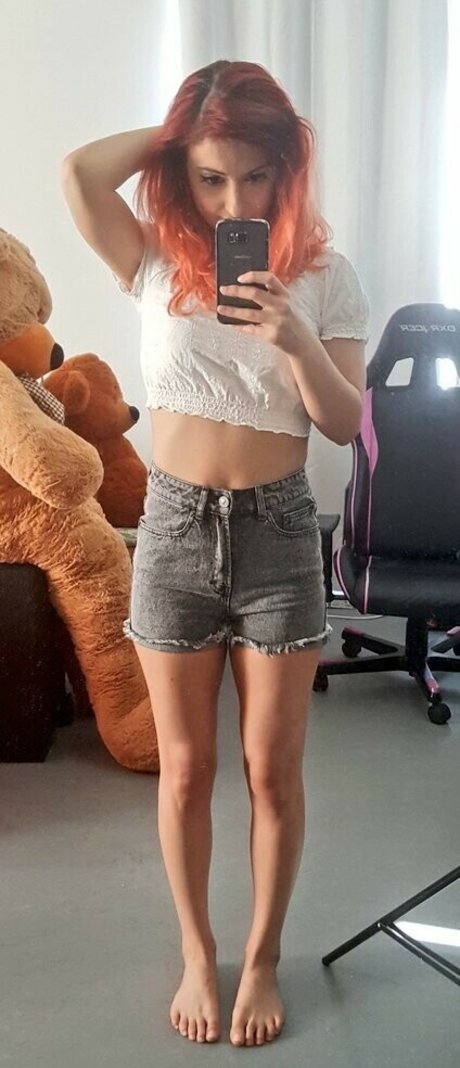 AnnieFuchsia nus de stars du porno image