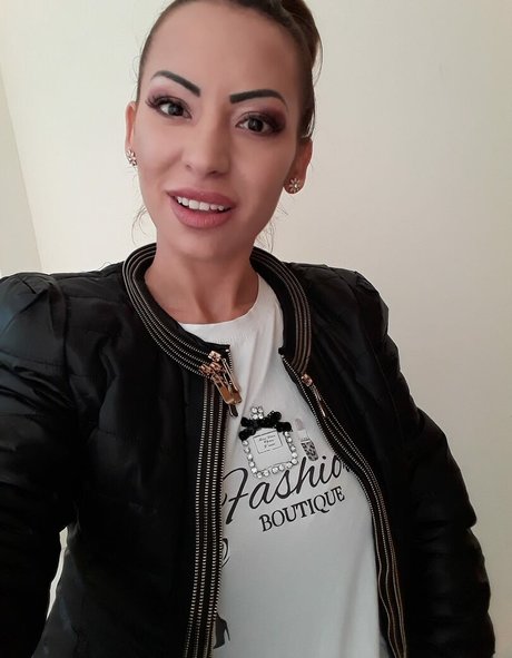 Marinela Adalbertova modèle érotique image