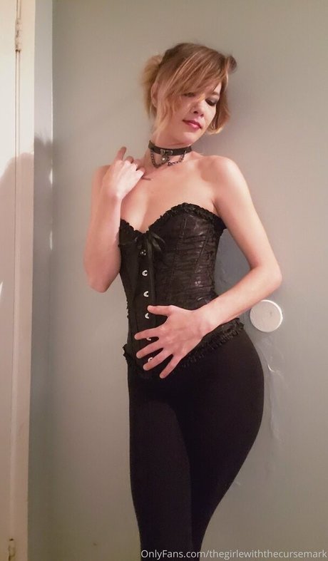 thegirlewiththecursemark étoile exclusive img