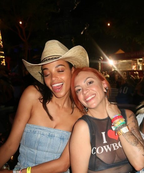 Ella Balinska haut modèle photo