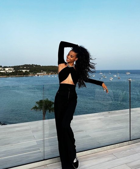 Ella Balinska star du sexe photo