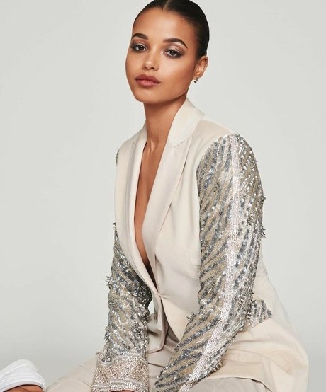 Ella Balinska nus star du porno galerie