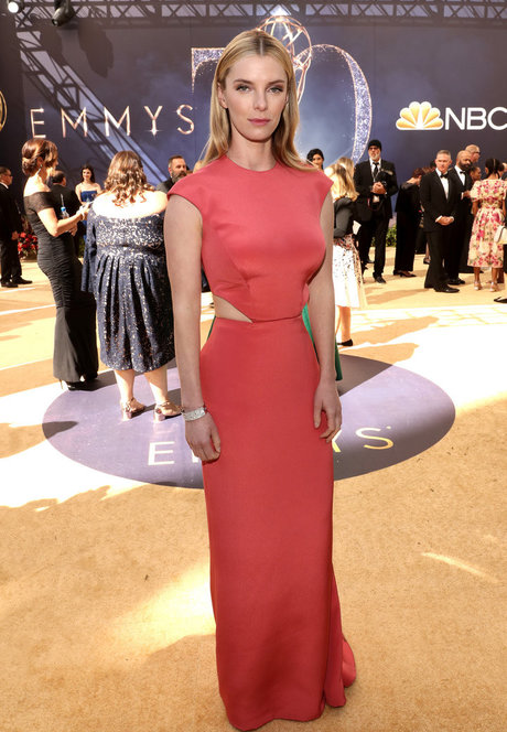 Betty Gilpin modèle de haute qualité images