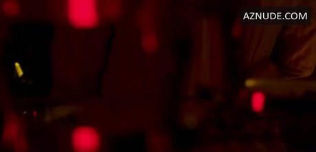 Betty Gilpin étoile de l'art collection