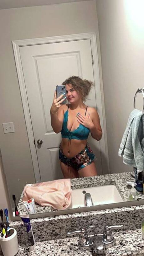 Corinnagoeswild sexe star du porno img