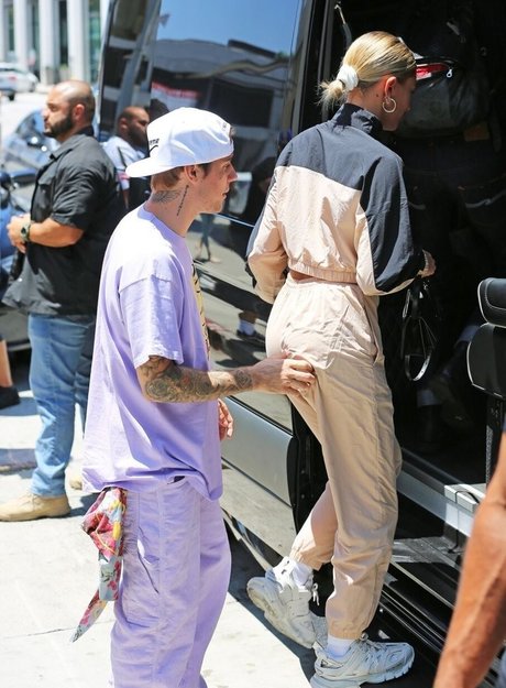 Hailey Baldwin Bieber modèle nu archive