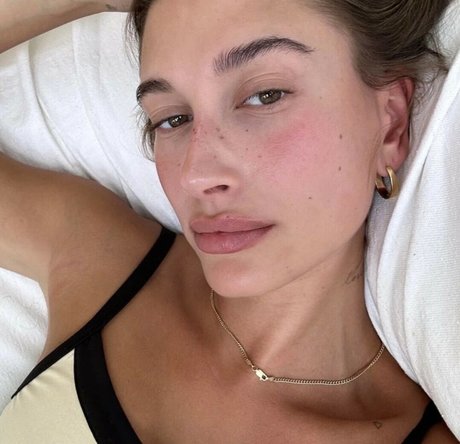 Hailey Baldwin Bieber actrice sexy collection