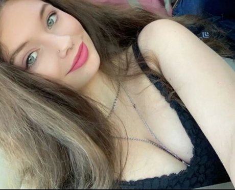 lydialoverenae modèle adulte image