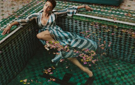 Nathalie Emmanuel haut modèle archive