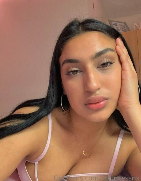 fille courbée dà côté onlyfans sexy belle photos