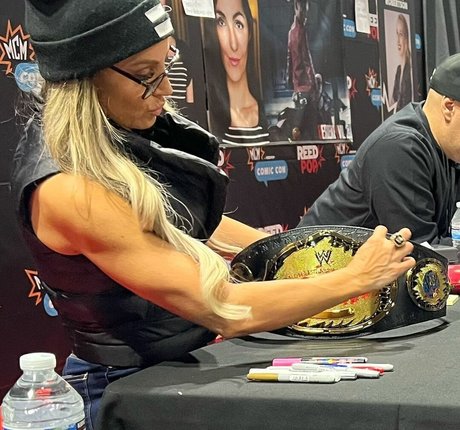 fille courbée dà côté onlyfans sexe de haute qualité image