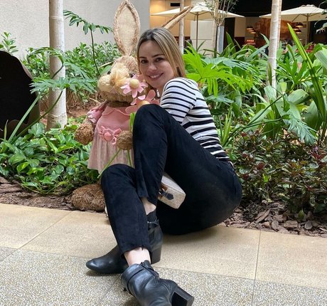 blonde au gros cul onlyfans sympa parfait img