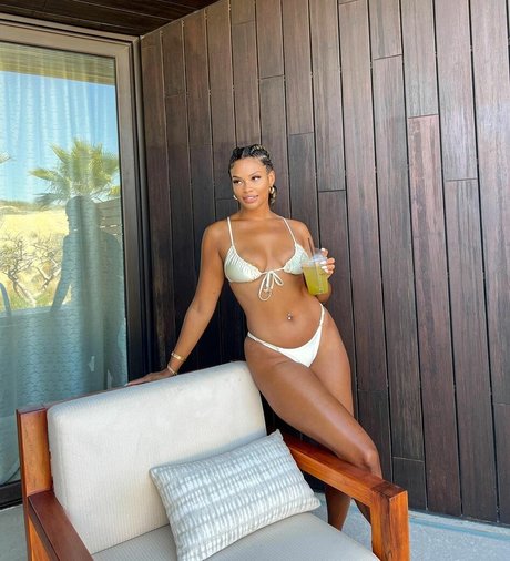 Kamie Crawford modèle img