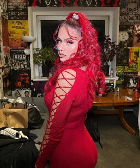 badmomzjay actrice chaude galeries