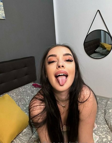 milana natural modèle chaud des photos