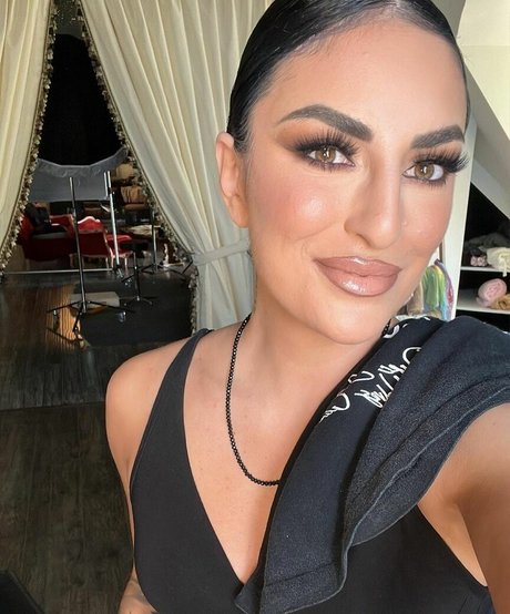 Sonya Deville modèle sexy collection