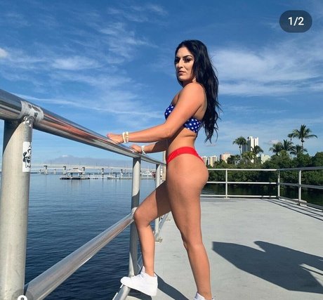 Sonya Deville nus étoiles image