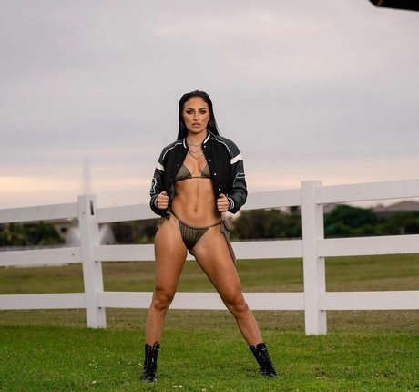 Sonya Deville modèle de haute qualité photo