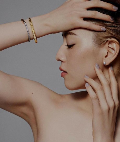 Ayaka Miyoshi modèles nus img