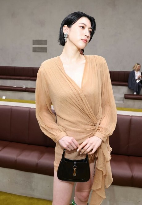 Ayaka Miyoshi modèle joli galeries