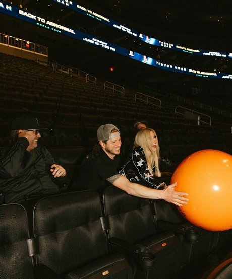 Avril Lavigne actrice érotique galerie