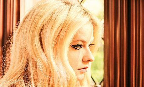 Avril Lavigne modèle érotique galeries