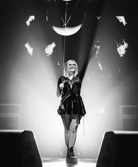 Avril Lavigne actrice nue img