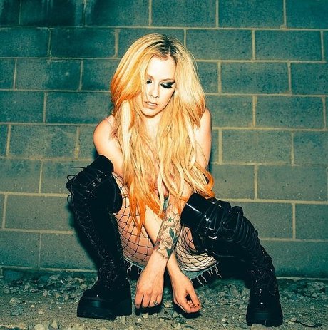 Avril Lavigne modèle sexy collection