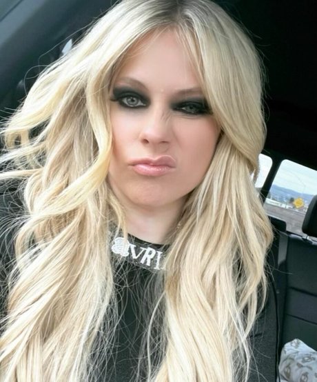 Avril Lavigne star du porno en haute qualité photo