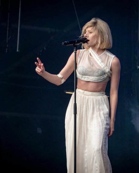 chaton courbé onlyfans sexy de haute qualité image