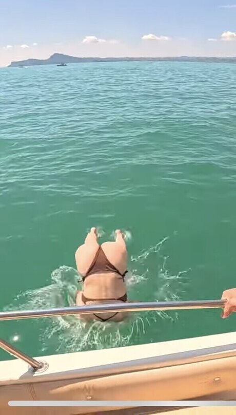 milf aux cheveux noirs onlyfans haut por archive