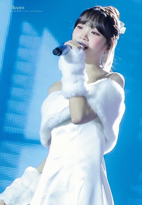 Kim Chaewon étoile sexy image