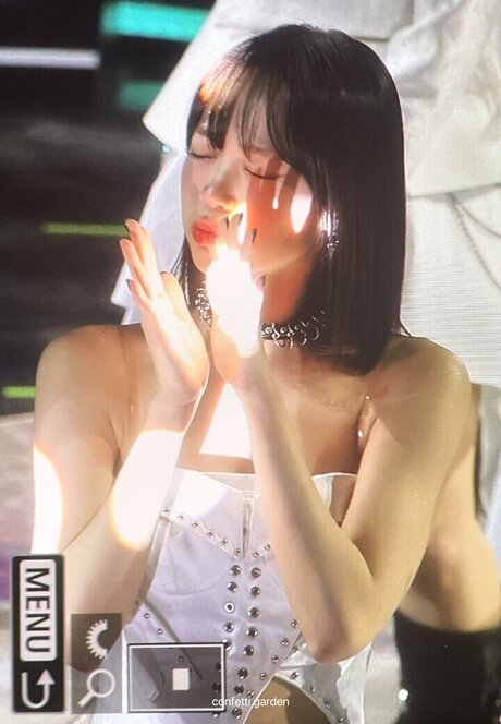 Kim Chaewon modèle nu collection