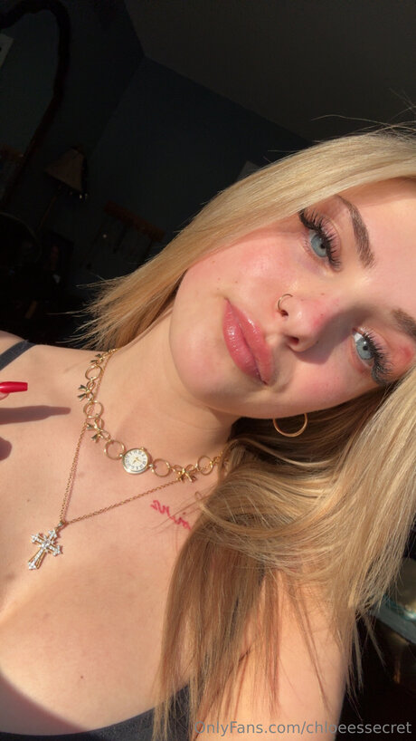 chloeessecret étoile de l'art galeries