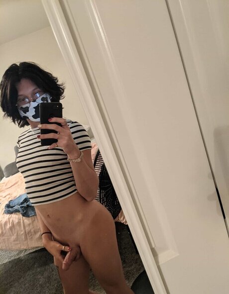 fille courbée dà côté onlyfans pornographique érotique des photos