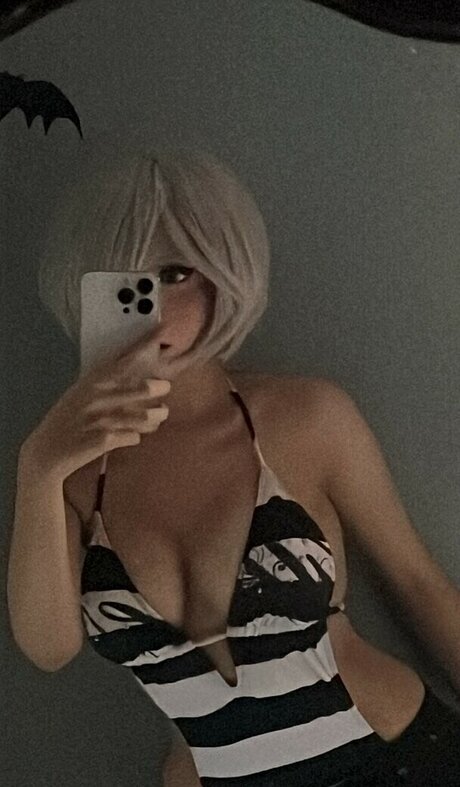 likeviolence_ actrice parfaite galeries