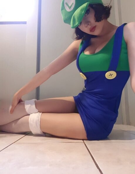 likeviolence_ modèle sexy collection