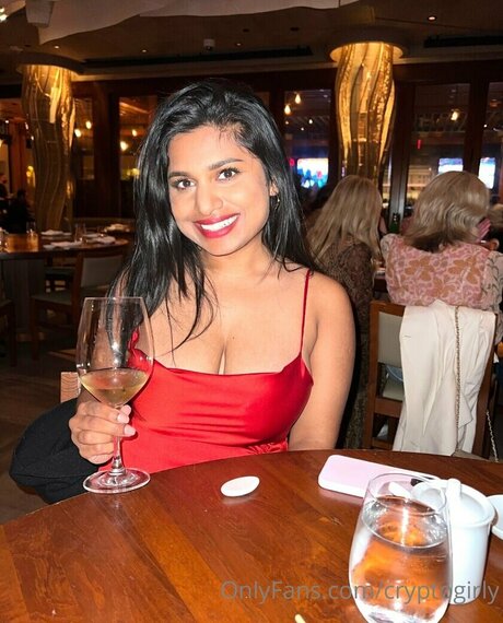 Miss Patel nus étoiles photos