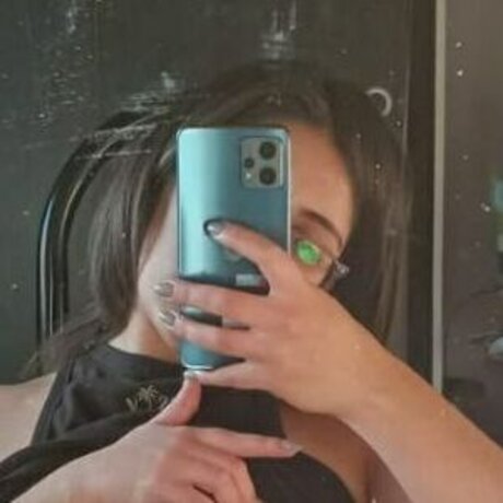 Little glonk modèle xxx des photos