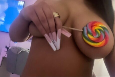 Naughtyoliwia étoile de l'art galeries