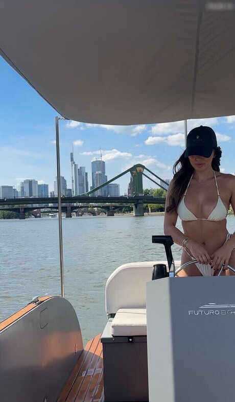 Adorable Caro actrice sexy galeries