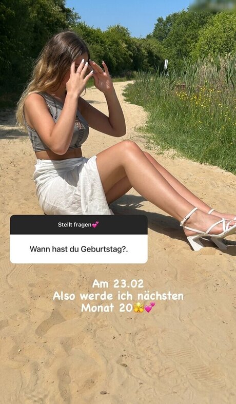 fille courbée dà côté onlyfans meilleur sexe collection